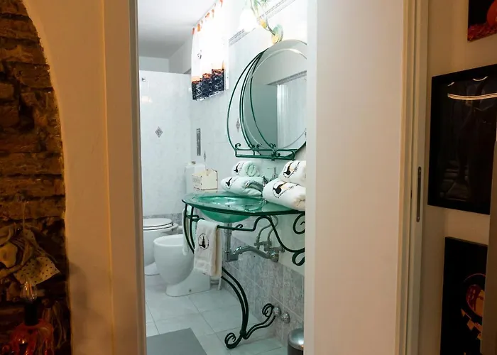 LE STREGHE rooms e art,centralissimo con garage su richiesta Livorno